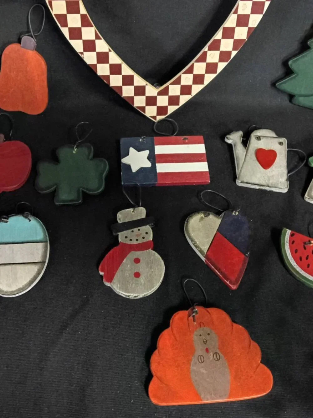 Cobble Creek Seasonal Heart Plaque 12 Interchangeable Wooden Icons Primitive